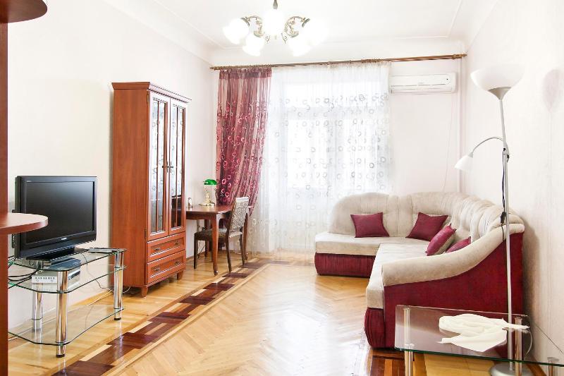 One-Bedroom Apartment - Lesi Ukrainky Boulevard 8 image 3