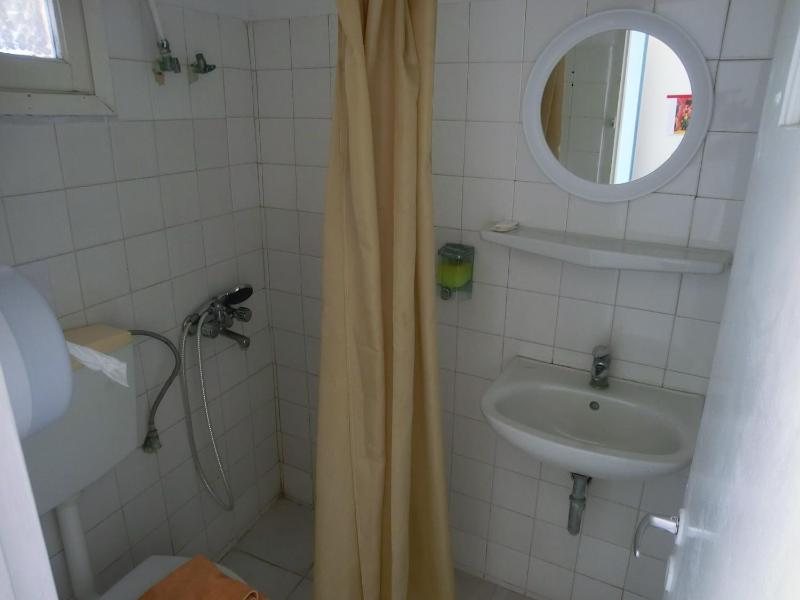 Economy Triple Room image 3
