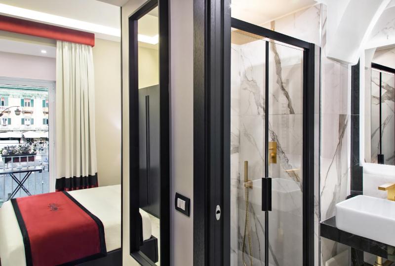 Deluxe Double Room with Balcony image 2
