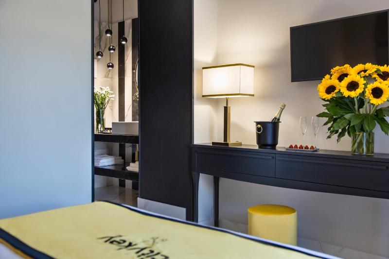 Deluxe Double Room with Balcony image 4