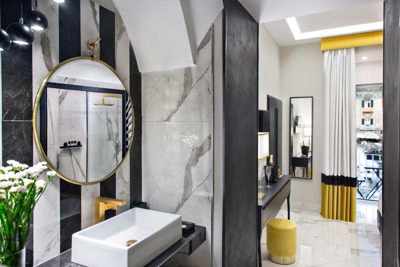 Deluxe Double Room with Balcony image 3