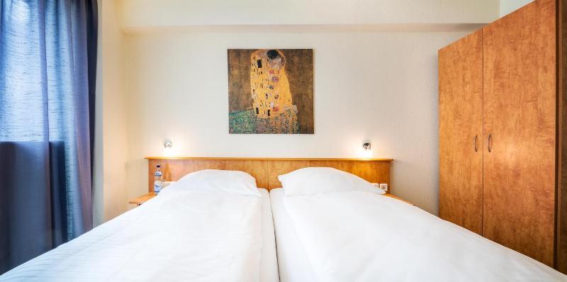 Standard Triple Room image 4