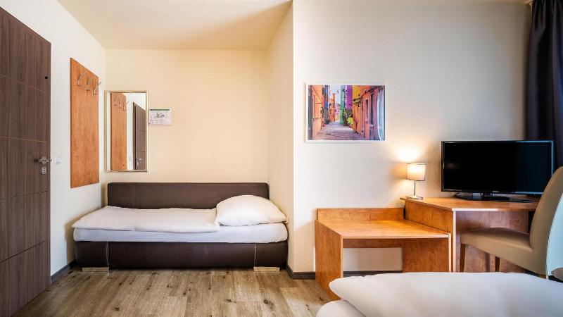 Standard Triple Room image 3