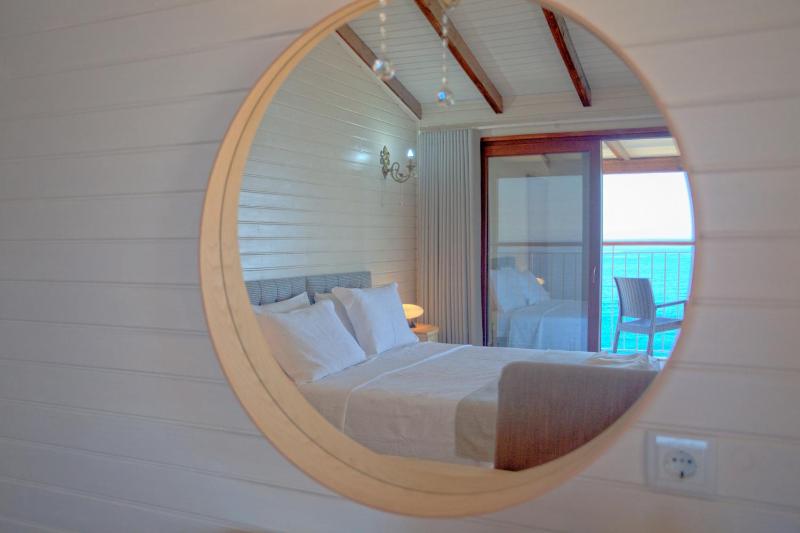 Deluxe Bungalow with Sea View image 2