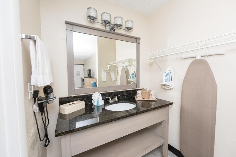 Standard King Room image 3