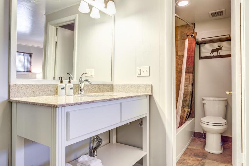 Historic Half Cabin Queen image 3