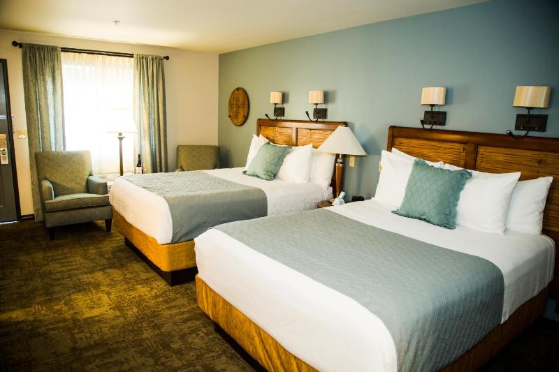 Queen Room with Two Queen Beds image 2