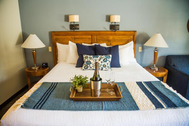 Executive King Room with Sofa Bed image 3