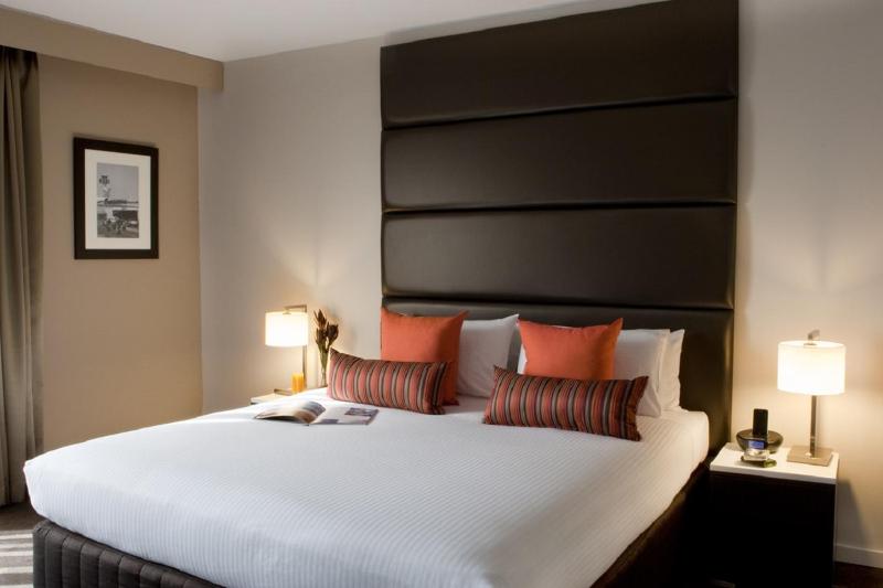 Deluxe King Suite image 3