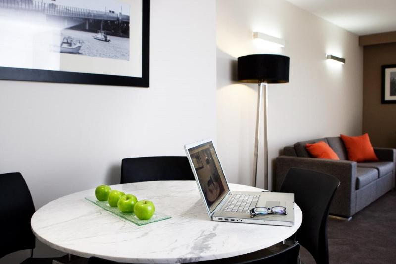 Deluxe King Suite image 4