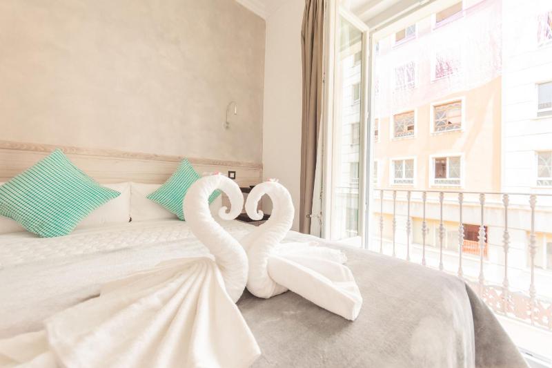 Double Room with Balcony image 2