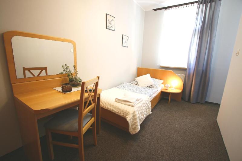Single Room with Bathroom image 2