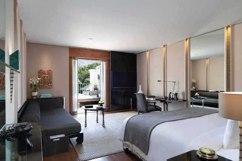 Club King Room with Balcony image 1