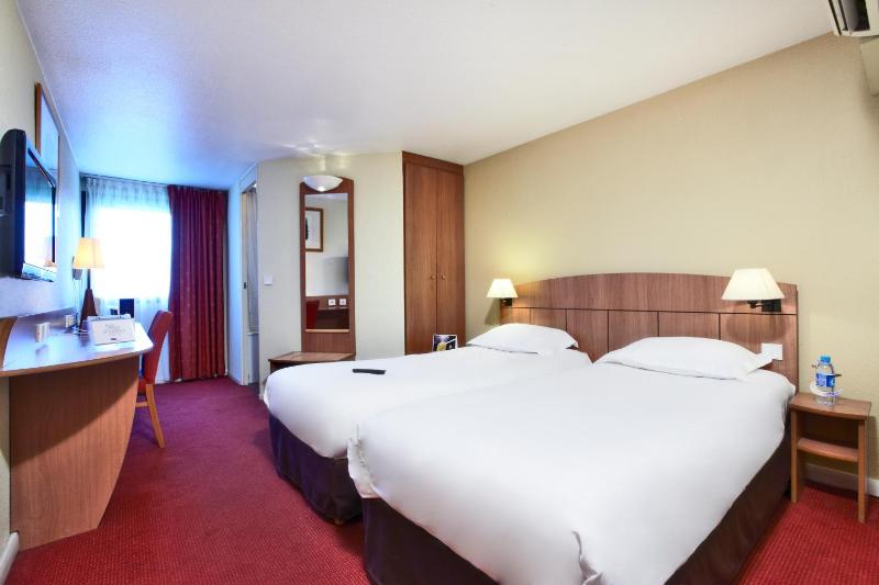 Twin Room image 1