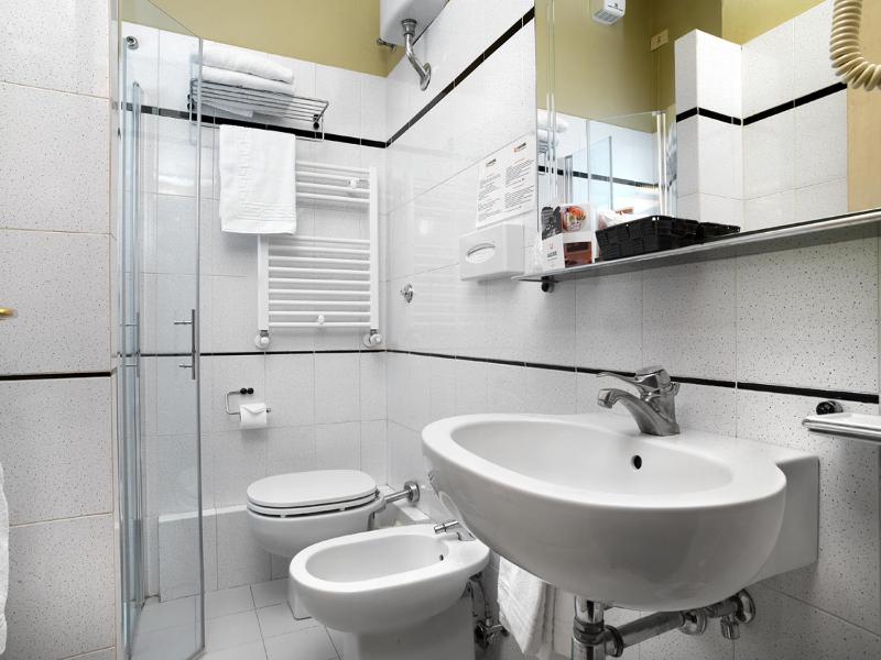 Classic Double or Twin Room image 4
