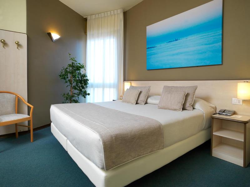 Deluxe Double or Twin Room image 1