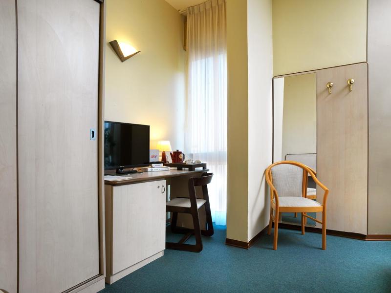Deluxe Double or Twin Room image 3