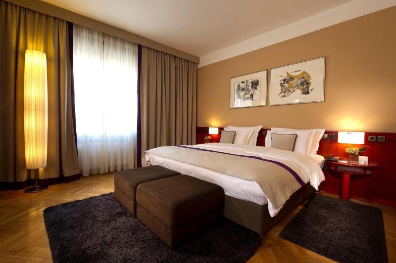 Corner Suite with Balcony image 2