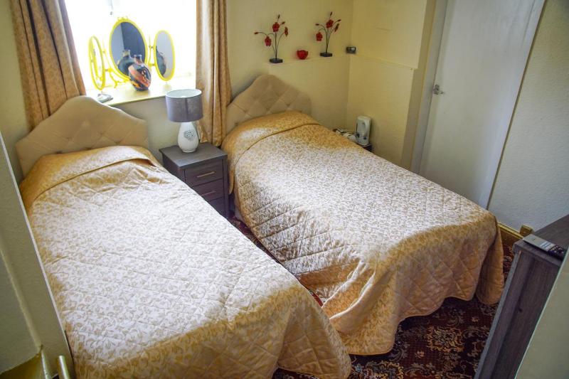 Twin Room image 1