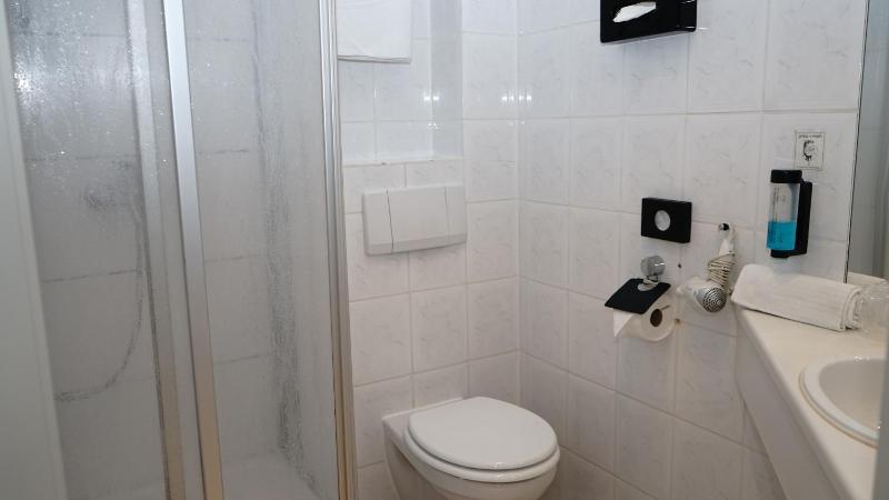 Single Room image 3