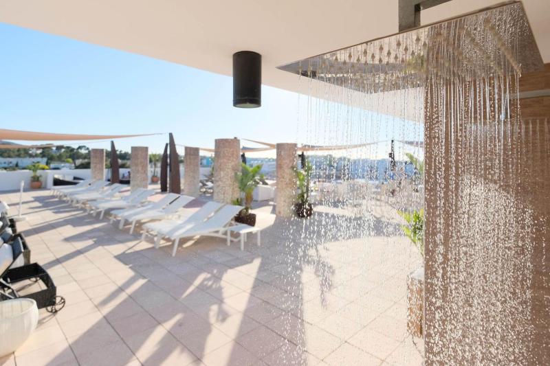 Double Room with Sea View image 4
