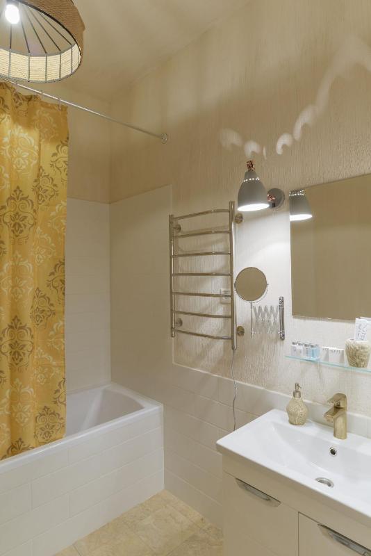 Superior King Room image 3
