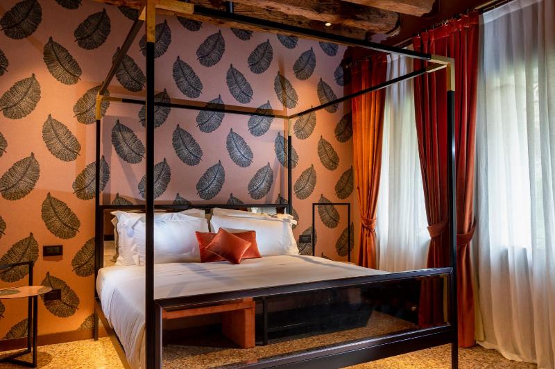 Suite with Garden View image 1