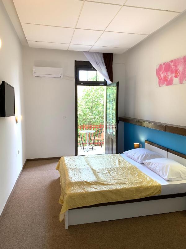 Double Room with Balcony and Sea View image 3