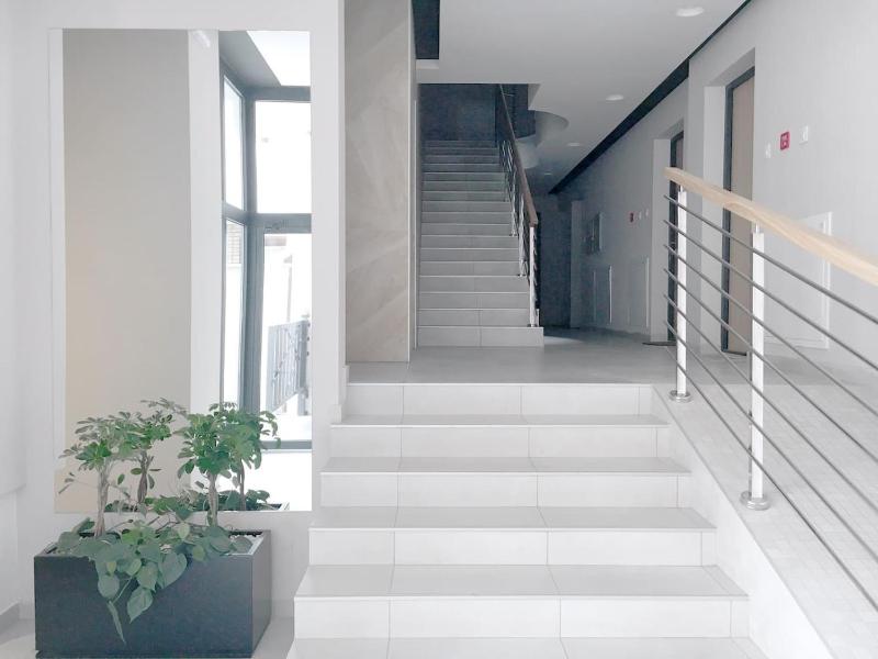 NEW Central Light Apartment with Private Parking - image 2