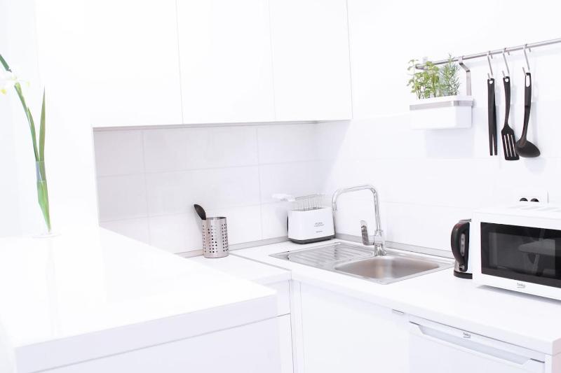 NEW Central Light Apartment with Private Parking - image 9