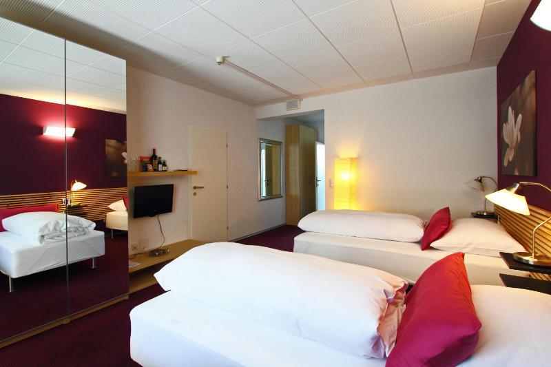 Twin Room with Balcony image 2
