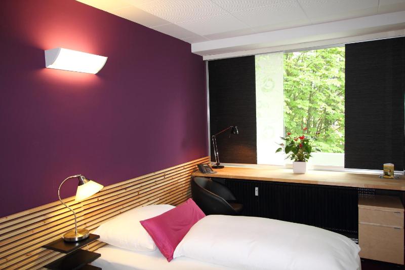 Twin Room with Balcony image 4