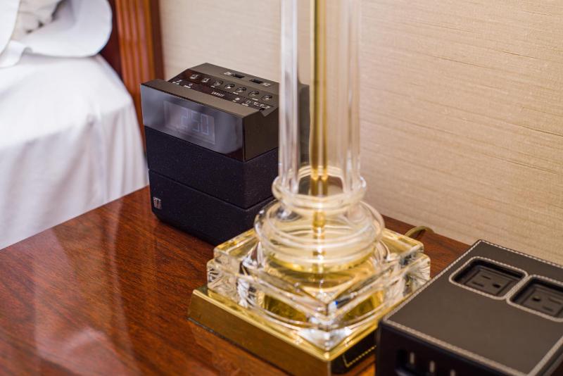 Mayflower Park Hotel - image 15