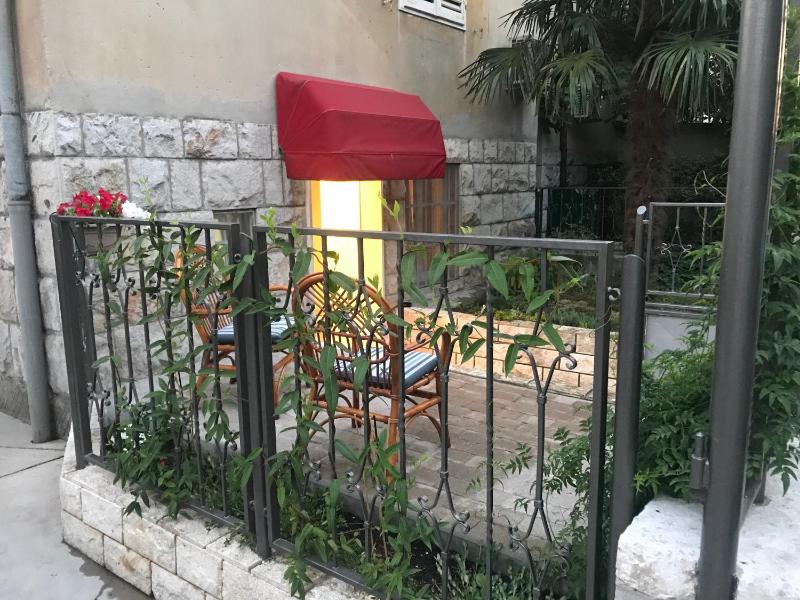 One-Bedroom Apartment image 2