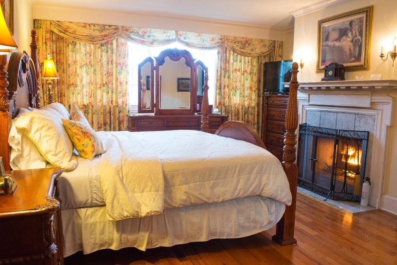 Deluxe King Room with Spa Bath and Fireplace image 2