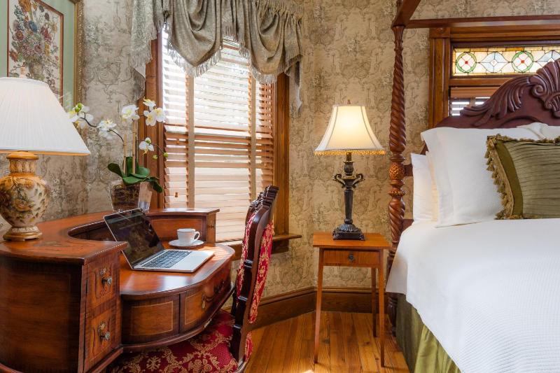 Deluxe King Room image 2