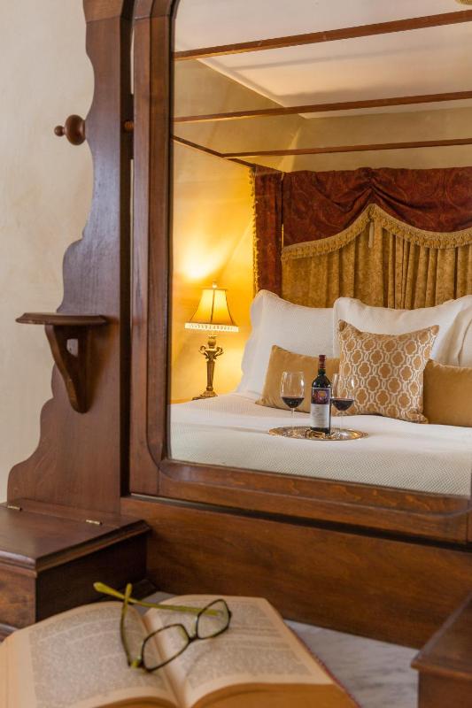 Standard King Room image 2
