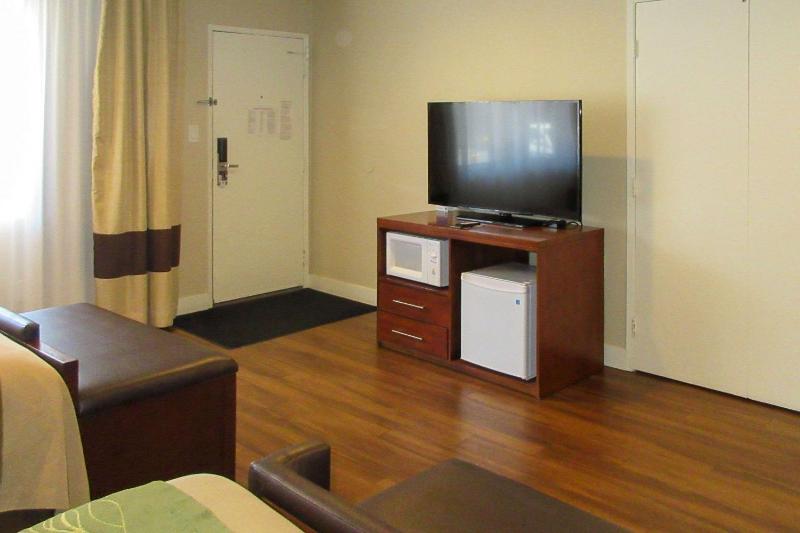 Queen Room with Two Queen Beds - Non-Smoking image 2