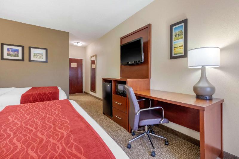 Queen Room with Two Queen Beds - Non-Smoking image 3