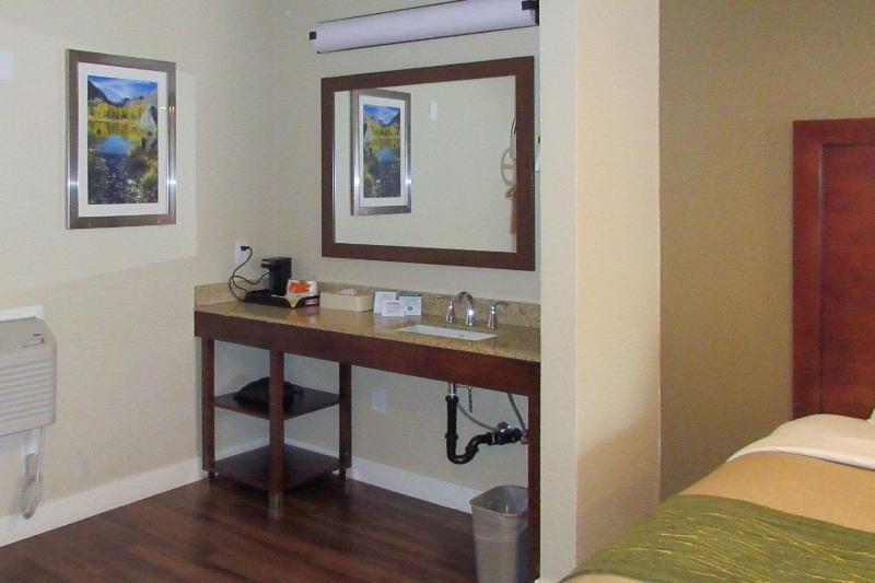 Queen Room with Two Queen Beds - Non-Smoking image 4