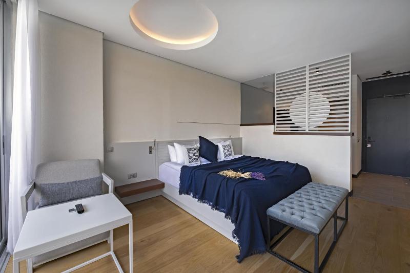 Luxury Partial Sea View Room with Pool  image 4