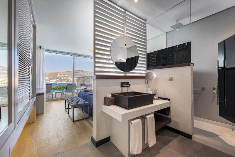 Luxury Partial Sea View Room with Pool  image 2