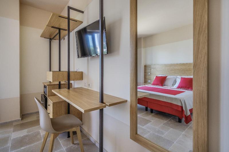 Double Room with Garden View image 3