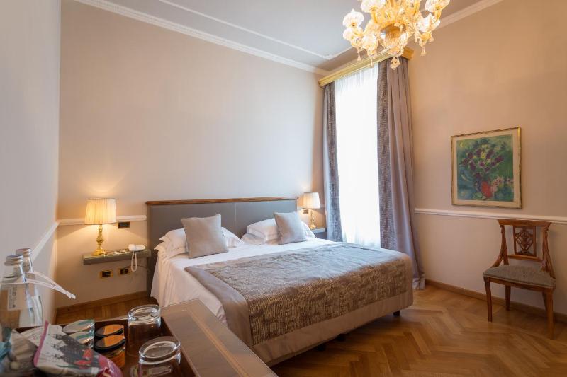 Double or Twin Room image 3