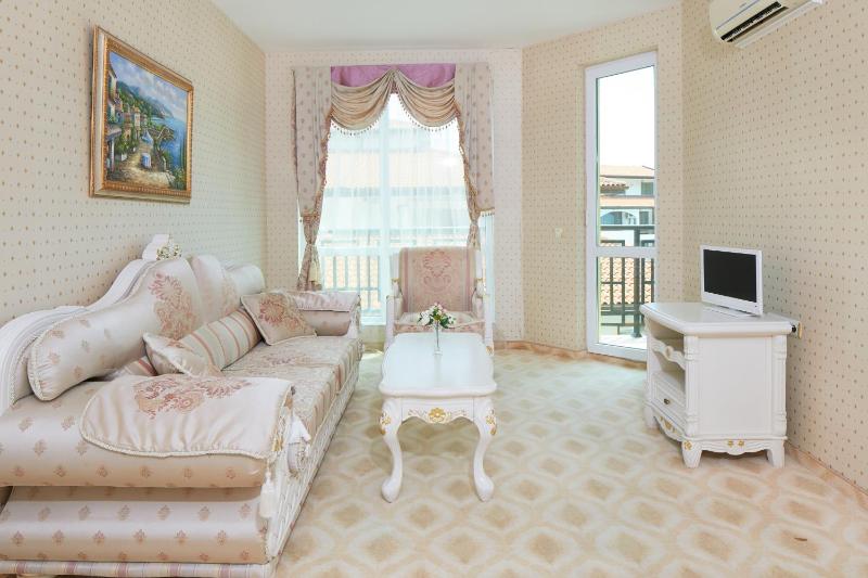 Deluxe Apartment (3 Adults + 1 Child) image 2