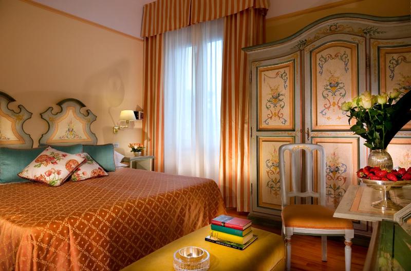 Double or Twin Room image 3