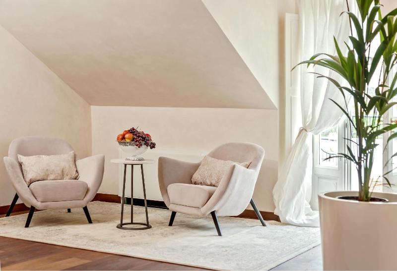Junior Suite with Balcony image 3