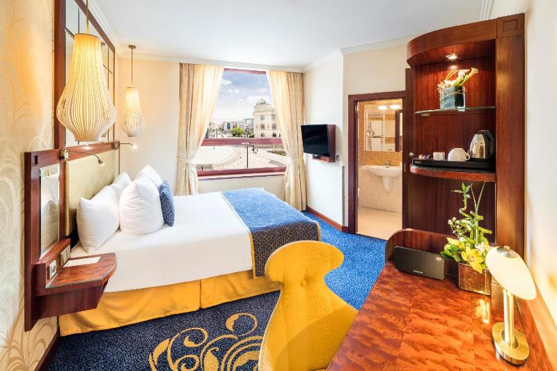 Superior Double Room with City View image 1