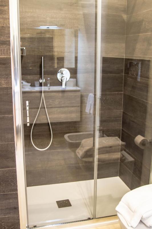 Deluxe Suite with Spa Bath image 4