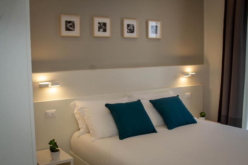 Deluxe Suite with Spa Bath image 4